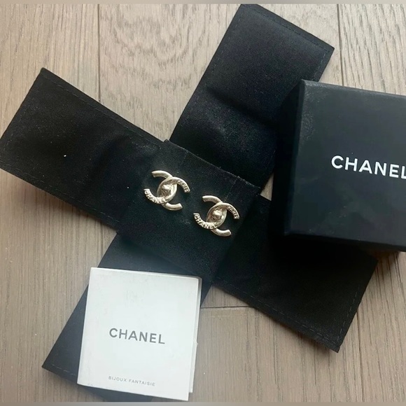 CHANEL CC PARIS Turnlock Earrings,engraved Chanel Paris - Picture 3 of 4